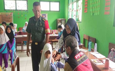 Babinsa Koramil 03/Wanadadi Melaksanakan Pendampingan Program Imunisasi