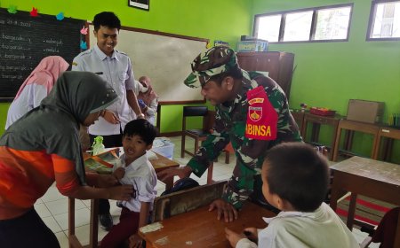 Babinsa Melaksanakan Pendampingan Kegiatan Bulan Imunisasi Anak Sekolah
