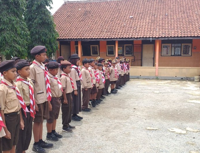 Tanamkan Disiplin, Babinsa Koramil 03/Wanadadi Latihkan Dasar-Dasar PBB