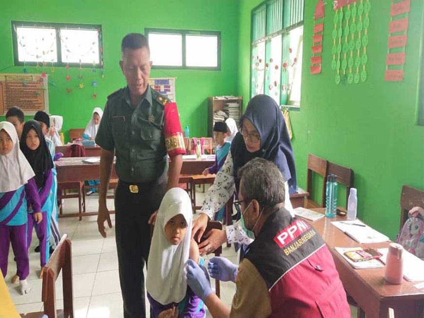 Babinsa Koramil 03/Wanadadi Melaksanakan Pendampingan Program Imunisasi