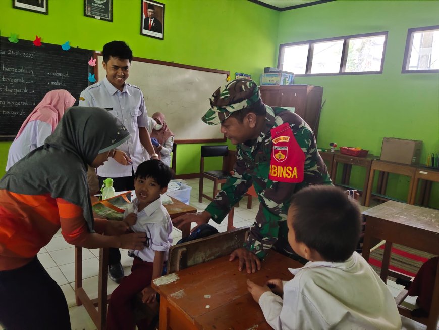Babinsa Melaksanakan Pendampingan Kegiatan Bulan Imunisasi Anak Sekolah