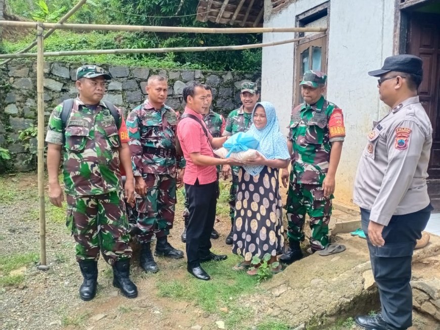 Babinsa dan Bhabinkamtibmas Bersatu dalam Baksos Pembagian Sembako