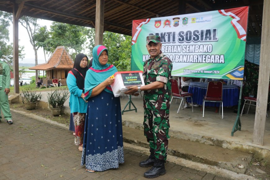 Peduli Warga Kurang Mampu Dalam Wujud Bakti Sosial Untuk Kemanunggalan TNI Bersama Rakyat Dengan Kegiatan Pembagian Sembako
