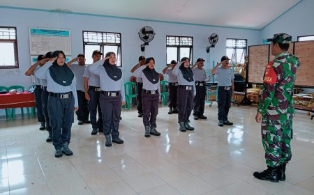 Babinsa Desa Medayu Koramil 03/Wanadadi Melatih Anggota Satlinmas