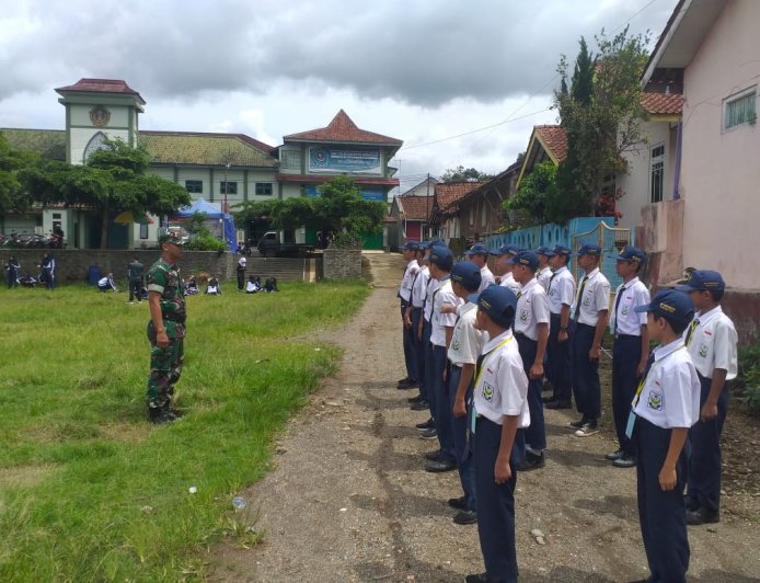 Anggota Koramil 03/Wanadadi Memberikan Pelatihan Dasar Kepemimpinan