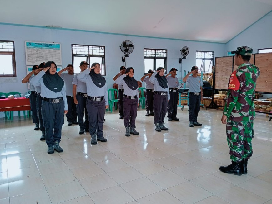 Babinsa Desa Medayu Koramil 03/Wanadadi Melatih Anggota Satlinmas