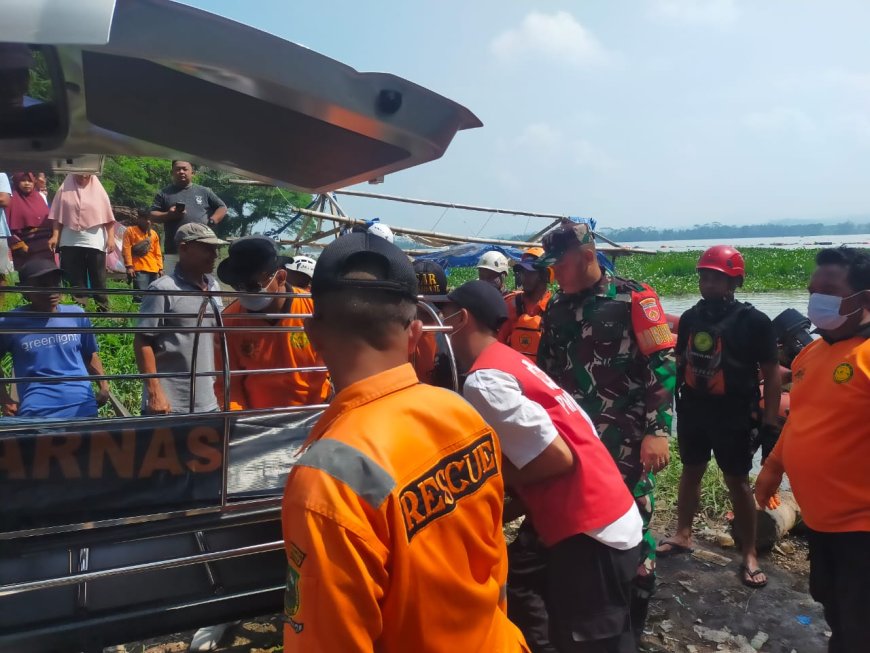 Babinsa Koramil 03/Wanadadi Bantu Evakuasi Mayat Di Bendungan Waduk Mrica.