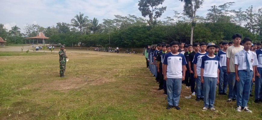 Babinsa Koramil 03/Wanadadi Berikan Materi Kedisiplinan dan Pembentukan Karakter di SMAN 1 Wanadadi dan SMK COKROAMINOTO Wanadadi