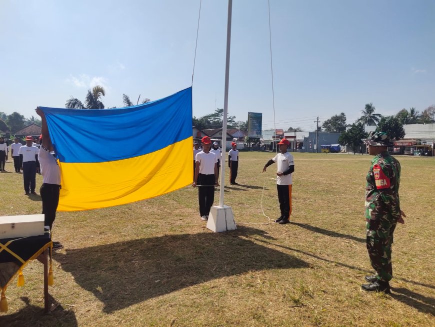 Babinsa Bimbing Paskibra 2024 Jalani Gladi Kotor Upacara HUT RI