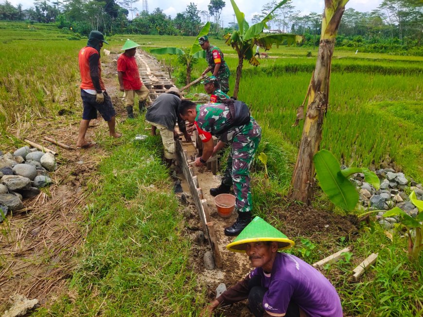 Babinsa Koramil 03/Wanadadi Bersama Warga Gotong Royong Bangun Saluran Irigasi