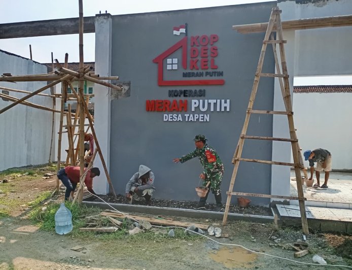 Babinsa Wanadadi Dampingi Pemadatan Garasi dan Halaman KDKMP Tapen