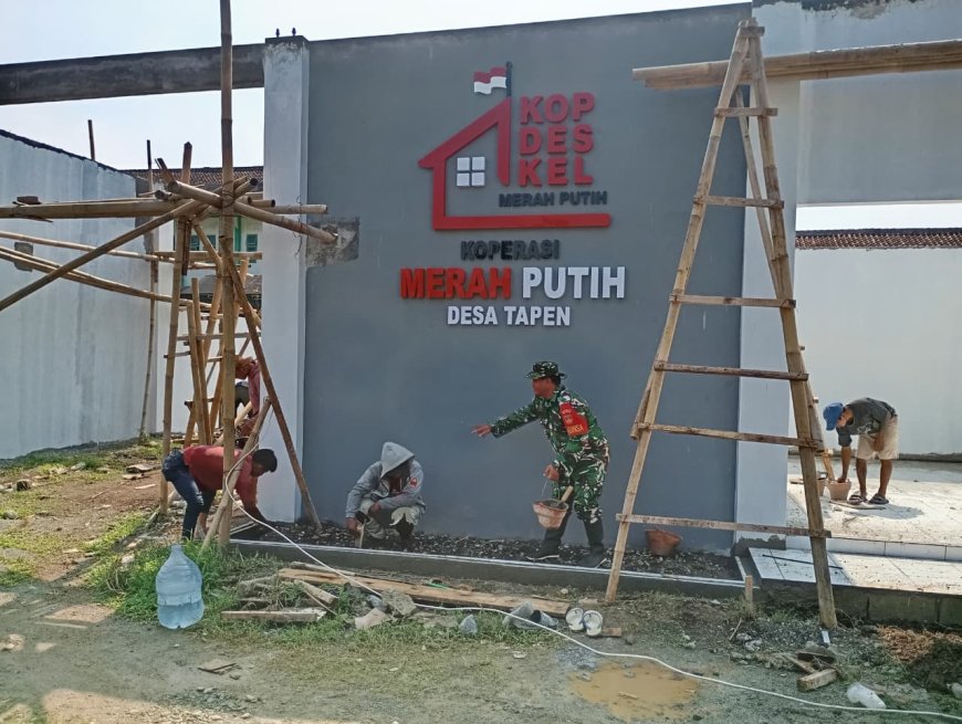 Babinsa Wanadadi Dampingi Pemadatan Garasi dan Halaman KDKMP Tapen